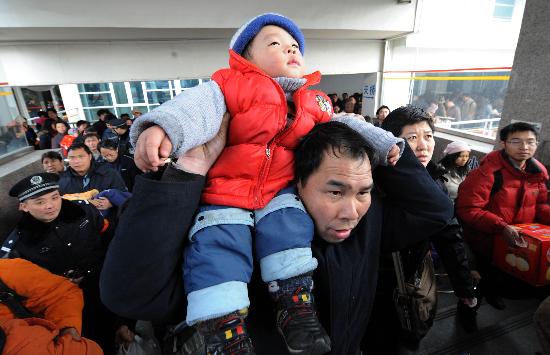 图文:旅客在桂林火车站赶乘火车