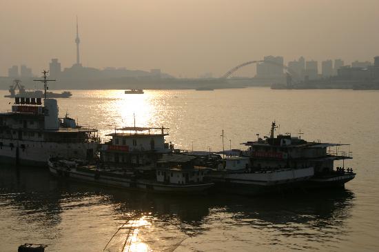 图文:几艘轮船在长江武汉江段江面上行驶