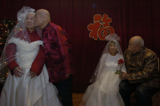 图文:养老院老人举行金婚庆典