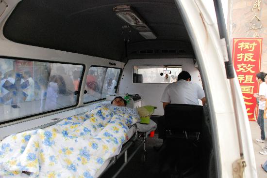 图文:许坤洋在医疗部门配备的救护车内候考