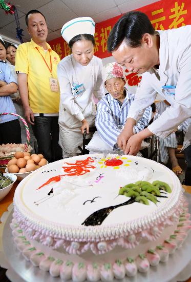 图文:医生和马清云老人一起切生日蛋糕