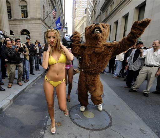 组图：美国演员装扮成熊在纽约证交所前表演