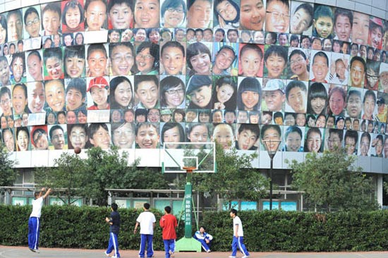 组图:南京金陵中学建400平米笑脸墙