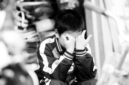 12岁男孩和母亲签下绝情书到公证处公证(组图)