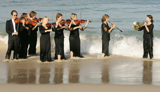交响乐团在海滩激情演奏(组图)