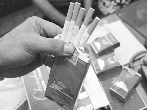 小镇1个月招待用中华烟2789包(组图)