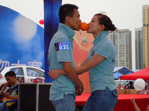 房产商办亲吻大赛吸引购房者眼球(组图)
