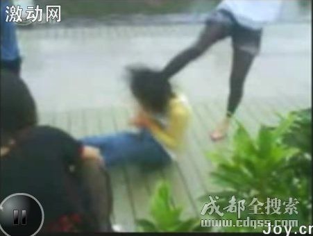 3名女生围殴女同学视频在网上曝光(视频)