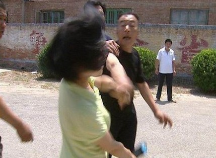 女记者采访时遭村干部打耳光(组图)