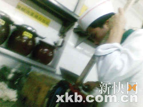 记者卧底酒楼曝光厨师在炒锅中洗扫帚(组图)