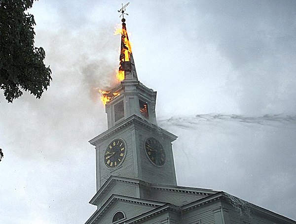 图文:美国马萨诸塞州教堂尖塔被闪电击中起火