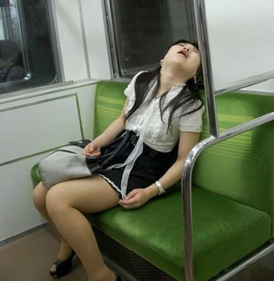 组图:网友发帖晒日本人电车内睡姿