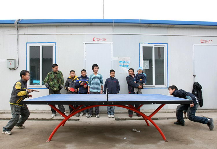 图文:北川孩子们在玩乒乓球