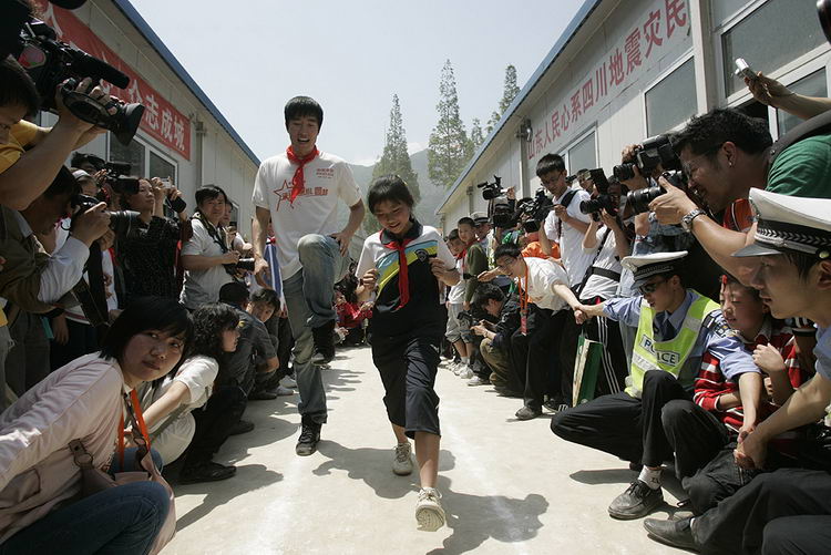 图文：刘翔在为学生示范跨栏动作
