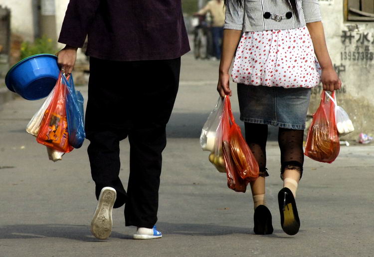 图文:市民依然习惯提着塑料袋购物