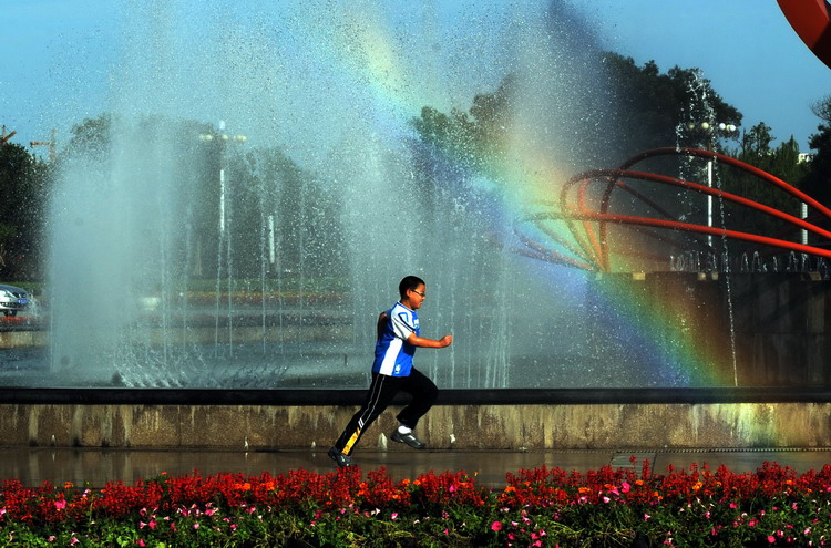 图文:广场喷泉在阳光照耀下出现彩虹