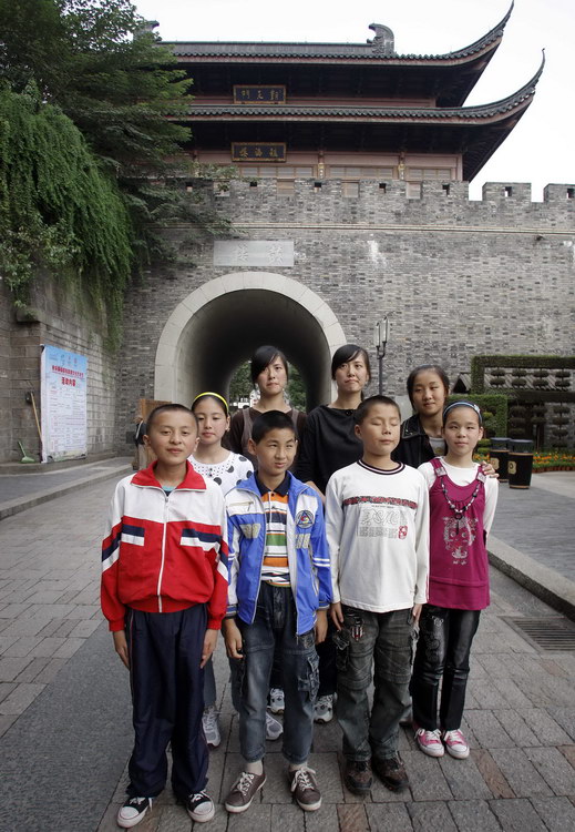 图文:孩子们在杭州南宋御街鼓楼下合影