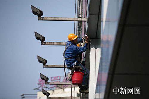 组图:高楼清洁工进行高空作业