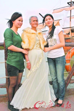 图文：百岁老太穿婚纱庆祝妇女节