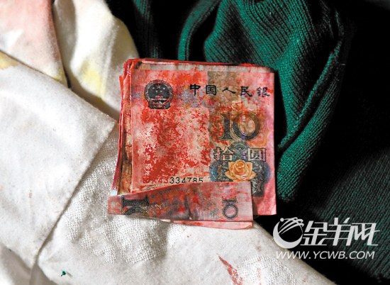 男子见义勇为紧抱抢匪身中四刀不放(组图)