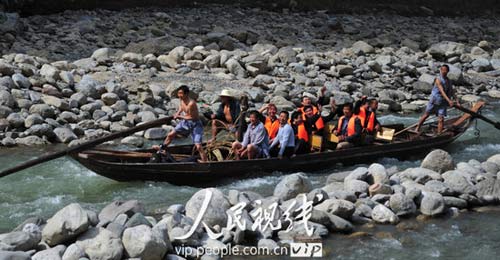 组图:湖北巴东县神农溪重现裸体纤夫