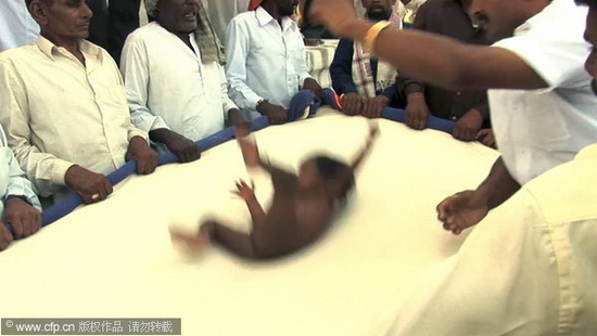 组图：印度村长将婴儿从1.5米空中扔下表达祝福