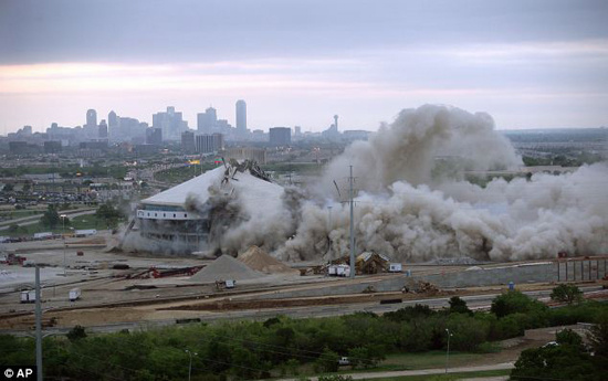 组图：美国达拉斯球场被爆破25秒内化为灰烬