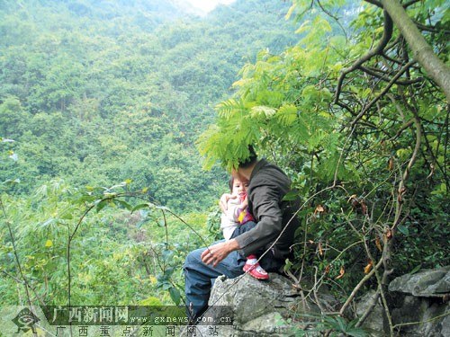 男子为逼离异妻子现身怀抱2岁女儿欲跳山(图)