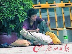 男子拿弹簧刀欲自残致汽车站停业1小时(组图)