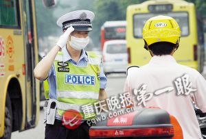 患病交警为不耽误工作连续4月戴口罩执勤(图)