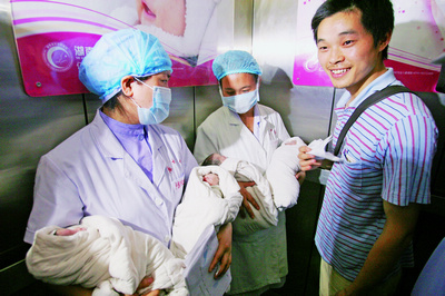 湖南农妇8分钟产下4胞胎最轻婴儿800克(图)