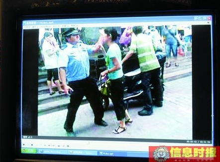 辅警因查摩托车起争执扇女车主耳光被拍(组图)