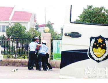 两协警因执勤纠纷当街互殴(图)