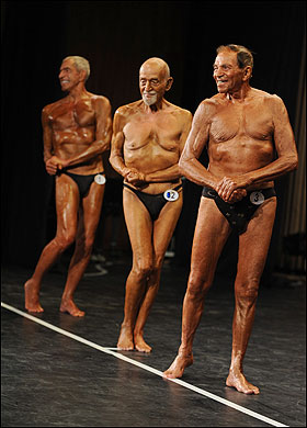 92岁老翁参加健美比赛身材仍有型(图)