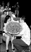 男子在电影院包场向女友求婚(图)
