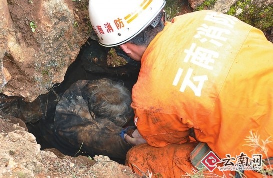 84岁老人滑落山洞被困16小时后获救(组图)