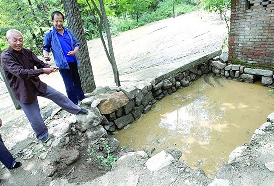 尾矿泥沙石子雨后被冲下山坡冲击村庄(图)