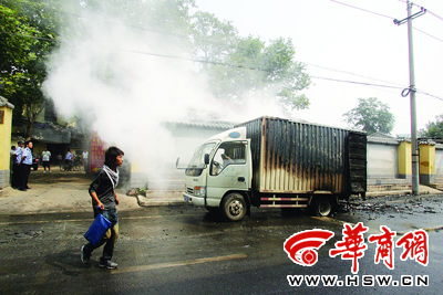 满载打火机货车加油站附近自燃爆炸(图)