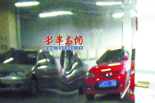 醉酒女子路边撒泼踢坏多辆轿车(图)