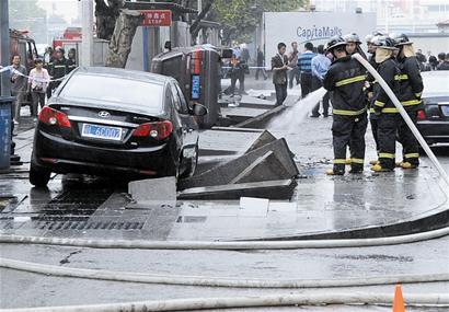 高压电缆沟发生爆炸气浪掀翻轿车(组图)