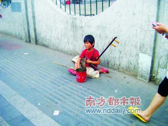 2010年7月28日下午,6岁的张露露在太原拉二胡乞讨.