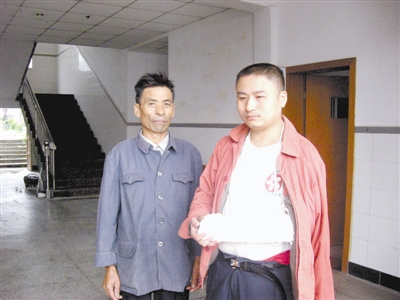 精神病患者不愿治疗与警察对峙被打成骨折(图