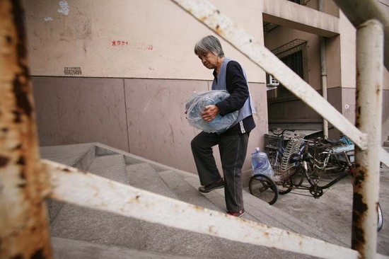 古稀老太为给儿孙治病送水八年网友捐款近4万