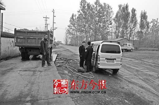 巡防队员在路上设卡收费称为保证国家税收(图)