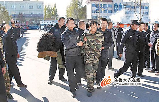 图为犯罪嫌疑人刘某被伊犁警方抓捕归案。（伊犁州公安局提供）