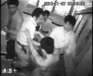 醉酒男子殴打协警视频截图