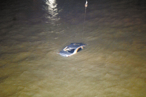 坠江轿车飘浮在水面上