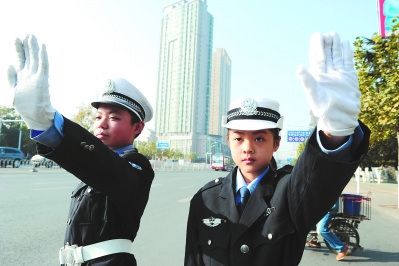 小交警指挥动作有模有样