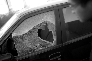 昨日，国美第一城小区外，一辆轿车被砸。本报记者 王嘉宁 摄 