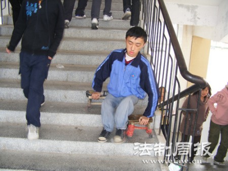 彭贵楦每天要靠板凳爬上90个台阶才能到教室，但从未迟到过。